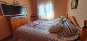 5 Schlafzimmer, Bügeleisen/Bügelbrett, WLAN, Bettwäsche