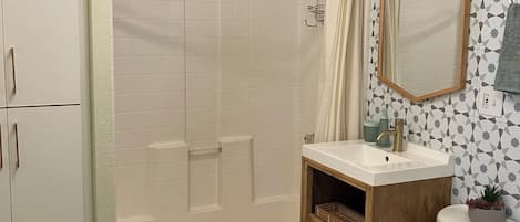 Een haardroger, handdoeken, toiletpapier