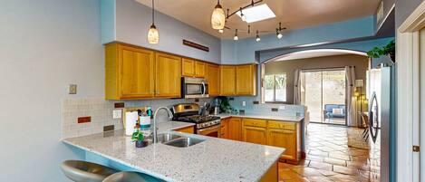 Kjøleskap, mikrobølgeovn, ovn og kokeplater