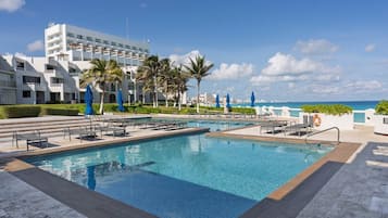 Utendørsbasseng og et oppvarmet basseng