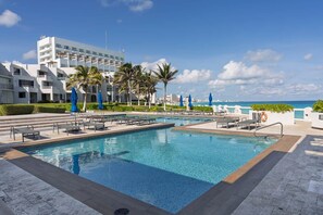 Outdoor pool, a heated pool - Beachfront Bliss - Spacious 4-Bed with Ocean View (Cancún)