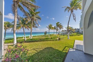 Property grounds - Beachfront Bliss - Spacious 4-Bed with Ocean View (Cancún)