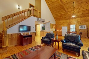 Televisio, takka, DVD-soitin, pöytÀtennispöytÀ