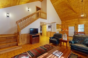 TV, fireplace, DVD player, ping pong - Tranquil dog-friendly cabin with full kitchen, fireplace & nearby recreation (Northport)