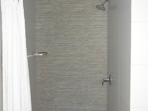 Dusche, Whirlpool, Haartrockner, Handtücher