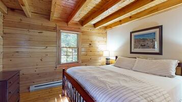 3 bedrooms, iron/ironing board, internet, bed sheets