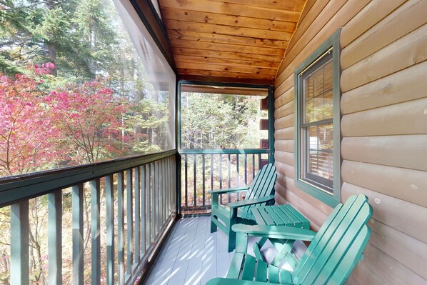 Property grounds - Charming studio cabin near hiking trails with firepit, & AC (Northport)
