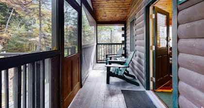Quaint studio cabin near hiking trails with gym & pool table - dog-friendly
