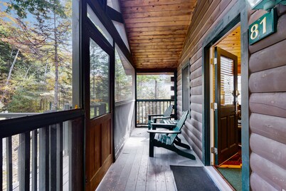 Quaint studio cabin near hiking trails with gym & pool table - dog-friendly