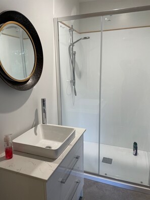 Dusche, Handtücher, Seife, Toilettenpapier