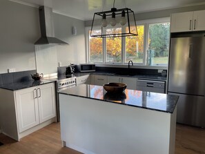 Een koelkast, een microgolfoven, een oven, een kookplaat