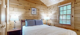 Relaxing two bedroom cabin escape w/fireplace, kitchen & wooded views