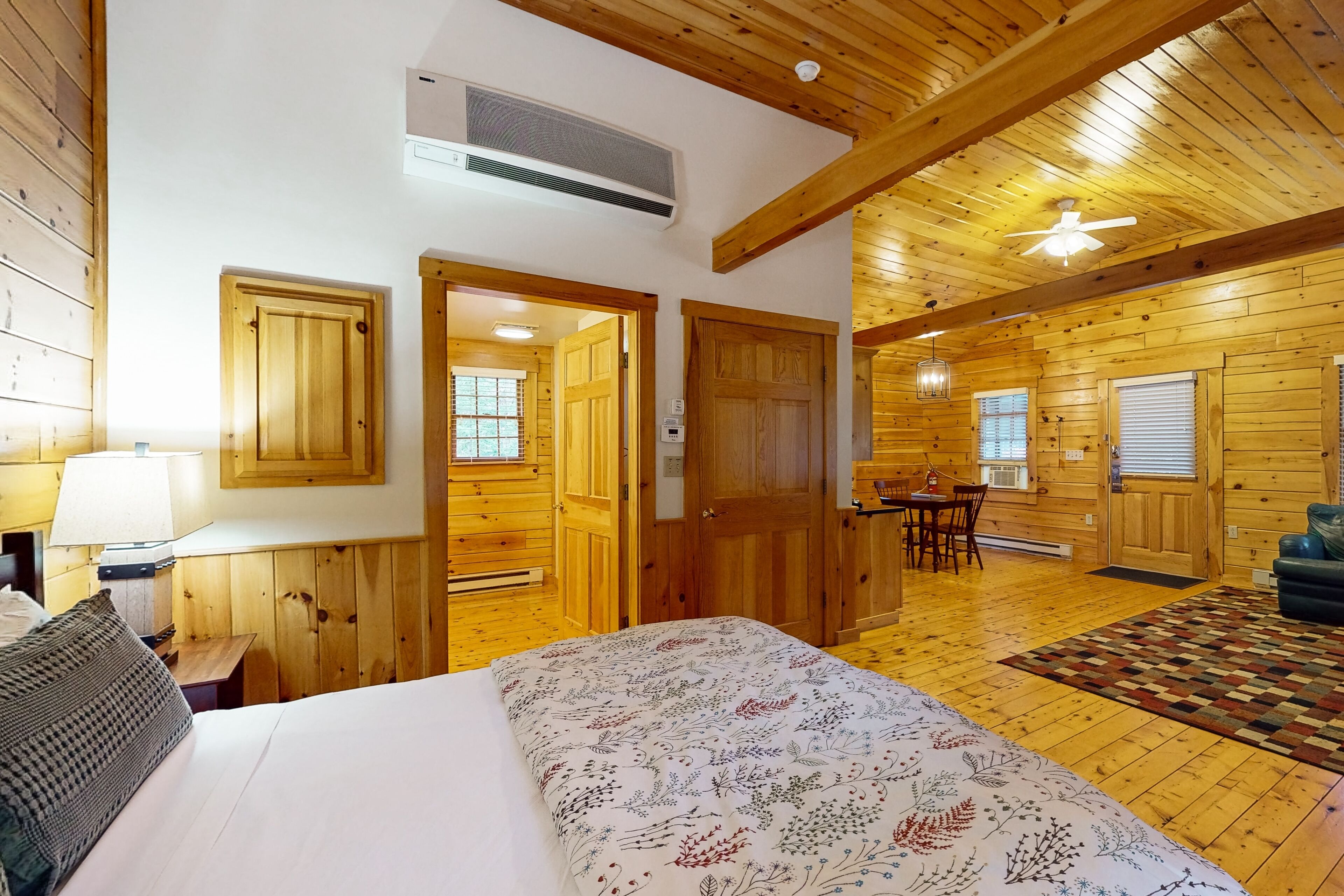 Fer et planche à repasser, accès Internet, draps fournis