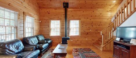 Televisión, chimenea, reproductor de DVD, mesa de ping pong