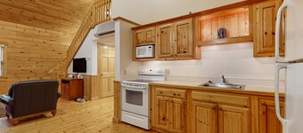 Idyllic three-bedroom dog-friendly cabin w/full kitchen, fireplace & hiking