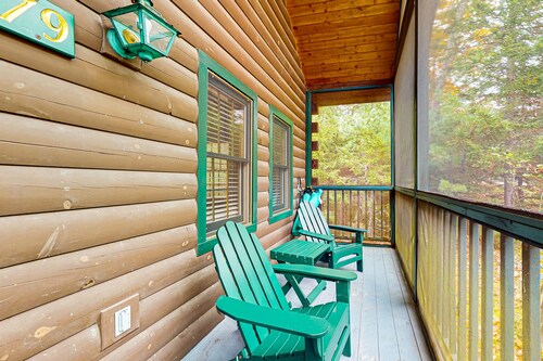 Idyllic three-bedroom dog-friendly cabin w/full kitchen, fireplace & hiking