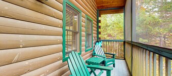 Idyllic three-bedroom dog-friendly cabin w/full kitchen, fireplace & hiking