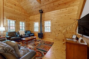 Televisio, takka, DVD-soitin, pöytätennispöytä