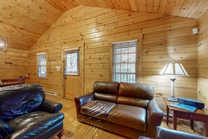 Televisio, takka, DVD-soitin, pöytätennispöytä