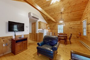 Téléviseur, foyer, lecteur de DVD, table de ping-pong