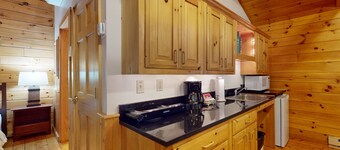 Idyllic dog-friendly studio cabin with AC, fireplace & WiFi