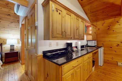 Idyllic dog-friendly studio cabin with AC, fireplace & WiFi