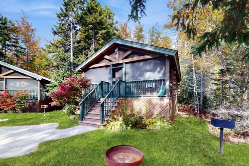 Charming dog-friendly studio cabin with firepit and near outdoor fun