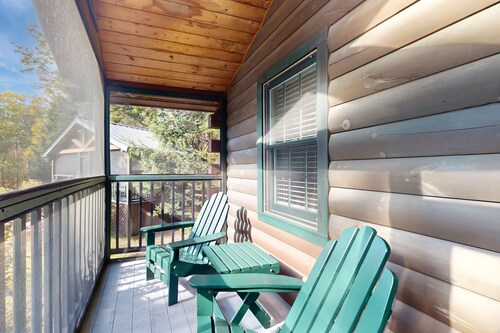 Charming dog-friendly studio cabin with firepit and near outdoor fun