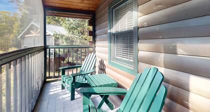 Charming dog-friendly studio cabin with firepit and near outdoor fun