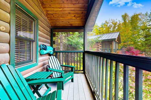 Charming two-bedroom dog-friendly cabin w/firepit, near outside activities