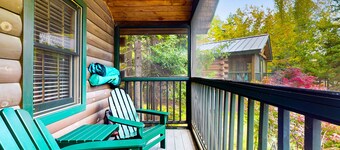 Charming two-bedroom dog-friendly cabin w/firepit, near outside activities