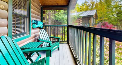 Charming two-bedroom dog-friendly cabin w/firepit, near outside activities