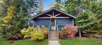Charming two-bedroom dog-friendly cabin w/firepit, near outside activities