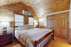 3 bedrooms, iron/ironing board, internet, bed sheets