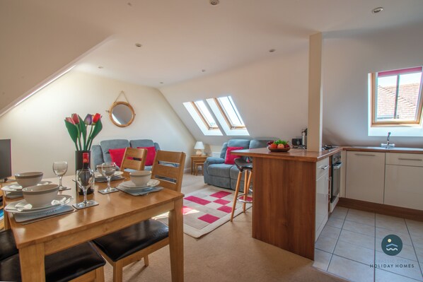 Interior - Happy Dayz - Lovely apartment with private parking (Swanage)