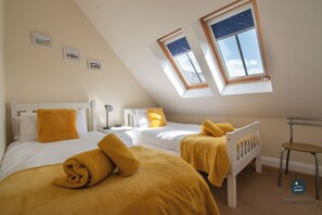 2 bedrooms, iron/ironing board, Internet, bed sheets - Happy Dayz - Lovely apartment with private parking (Swanage)