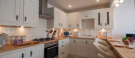 Kühlschrank, Mikrowelle, Ofen, Geschirrspüler