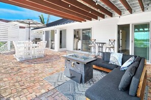 Outdoor dining - Charming 4 bedrooms, Pool, Dock, Bay View on Isles Of Capri, Naples Marco Island (Naples)