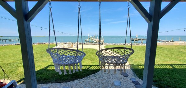 Terrace/patio - The Potomac Retreat with Million-dollar view. 3-bedroom in charming with AC WiFi (Lottsburg)