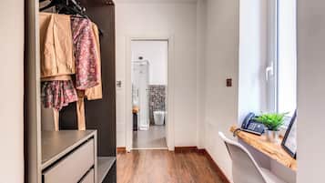 Chambre Double Standard, vue ville | 2 chambres, coffres-forts dans les chambres, bureau