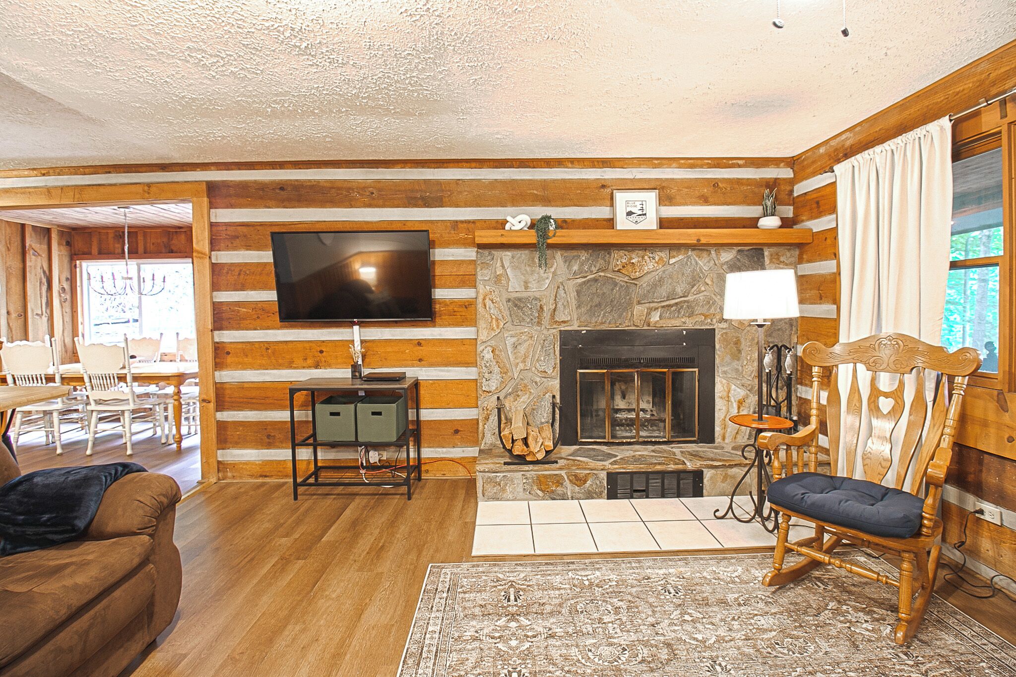 Smart TV, fireplace