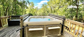 Cozy Cabin with Hot Tub in Tranquil Bryson City