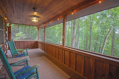 Cozy Cabin with Hot Tub in Tranquil Bryson City