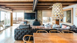 Smart-TV, Kamin, Stereoanlage