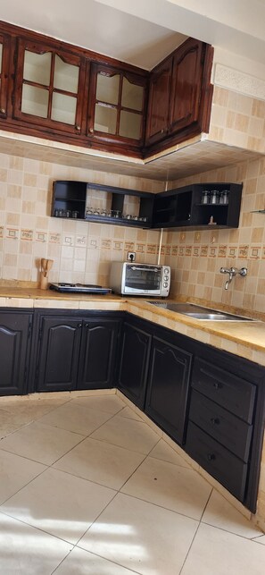 Microwave, oven, stovetop, cookware/dishes/utensils - Comfortable two bedroom flat (Marrakech)
