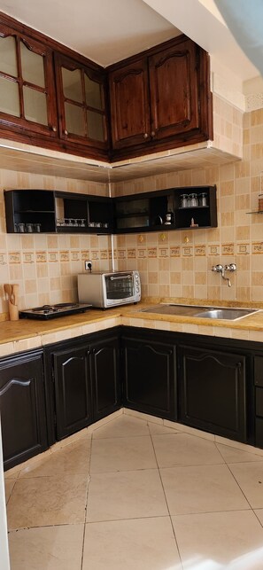 Microwave, oven, stovetop, cookware/dishes/utensils