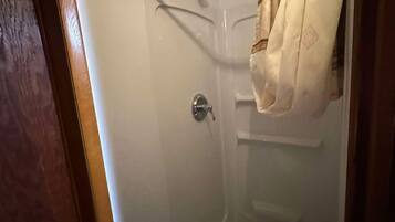 Douche, serviettes fournies