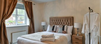 Entire Home With Private Parking