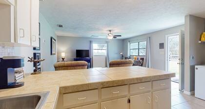 Gorgeous guesthouse with full kitchen, central AC and lakeview