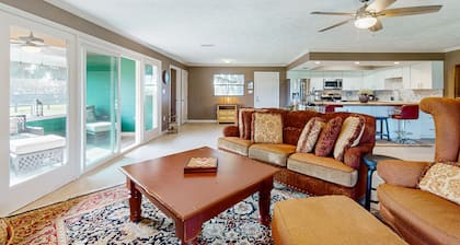 Luxurious guesthouse with screened porch, central A/C and lake view
